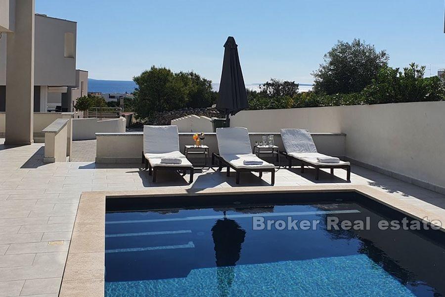 Maisonette-Wohnung mit Pool- und Meerblick