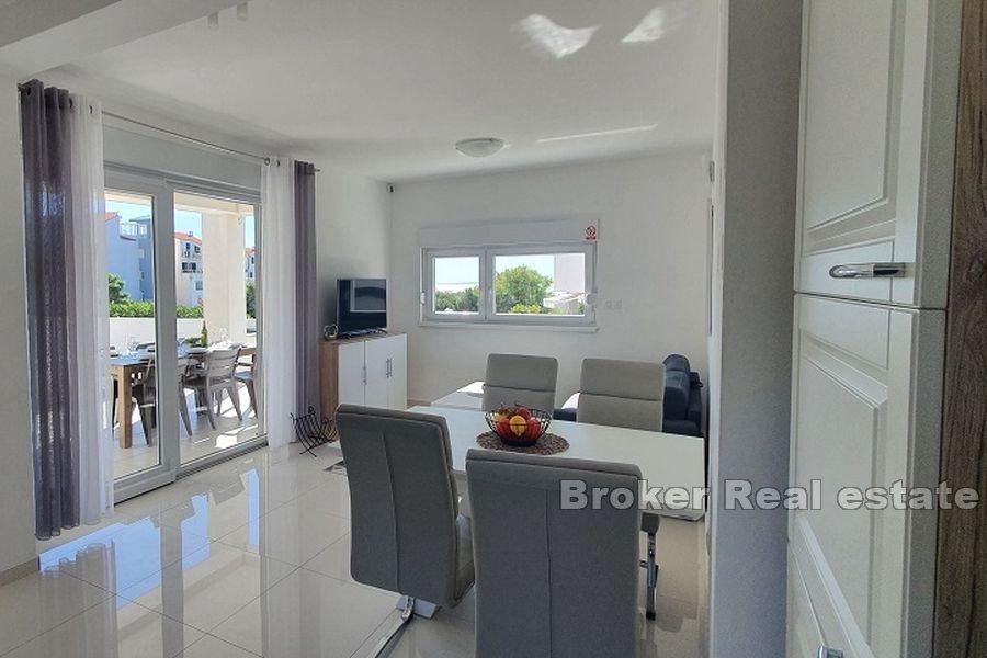 Maisonette-Wohnung mit Pool- und Meerblick