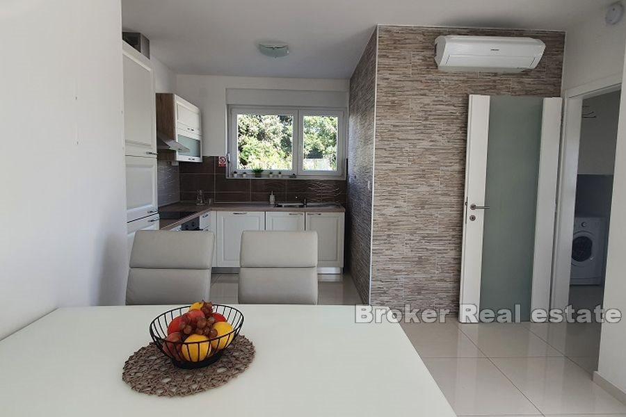 Maisonette-Wohnung mit Pool- und Meerblick