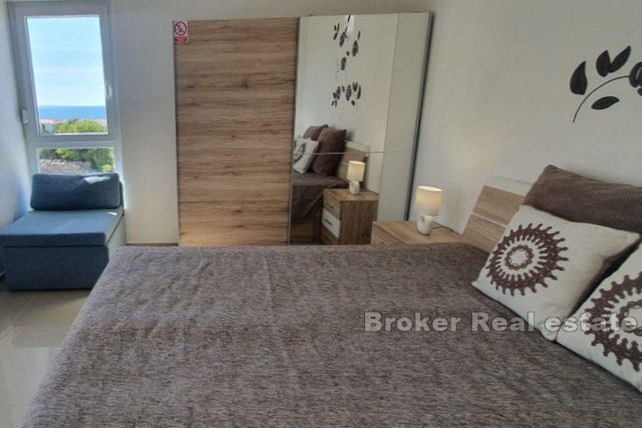 Maisonette-Wohnung mit Pool- und Meerblick