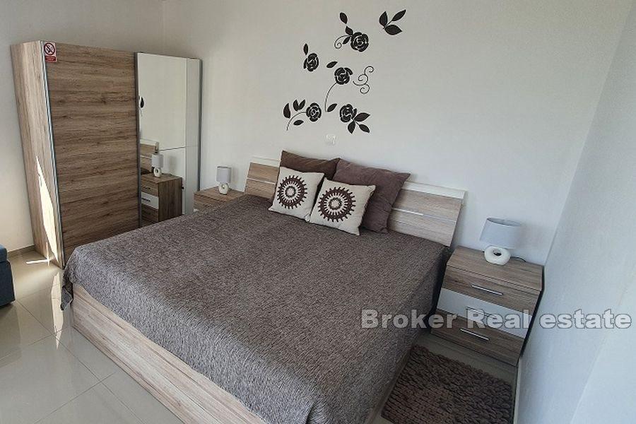 Maisonette-Wohnung mit Pool- und Meerblick