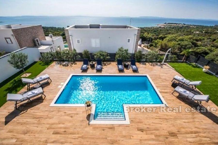 Villa mit Pool und Meerblick