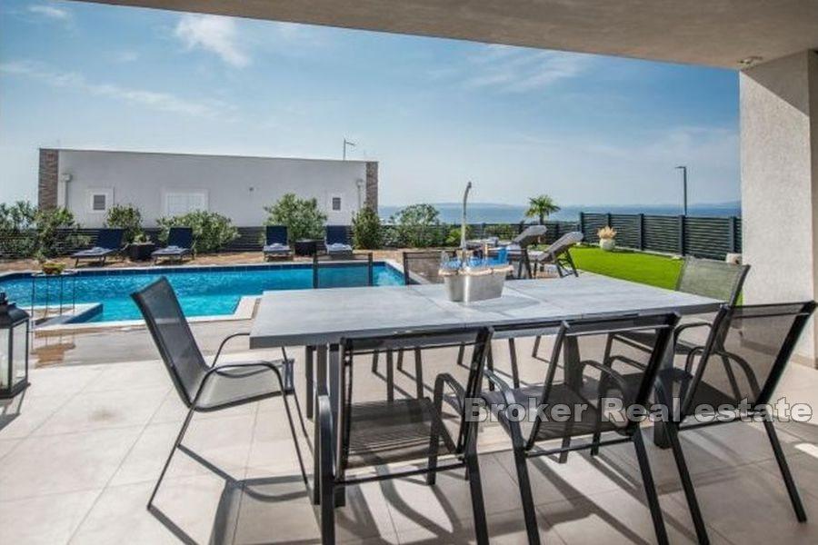 Villa med basseng og havutsikt
