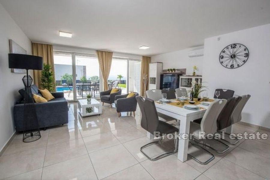 Villa mit Pool und Meerblick