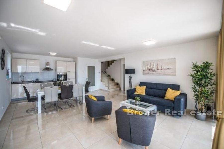 Villa mit Pool und Meerblick