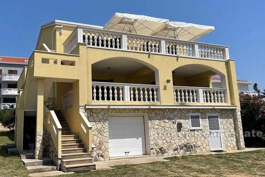Casa con cinque appartamenti e vista mare