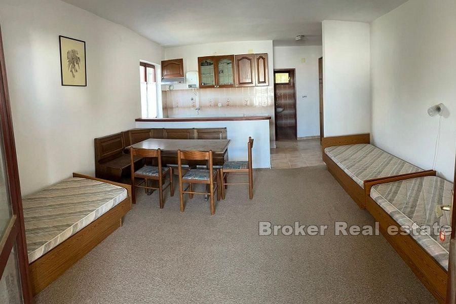 Hus med fem leiligheter og havutsikt