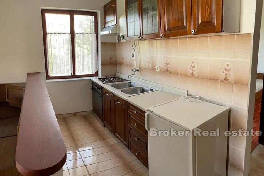 Hus med fem leiligheter og havutsikt