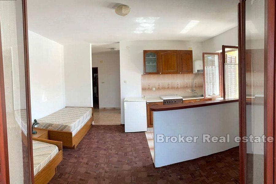 House with five apartments and sea view