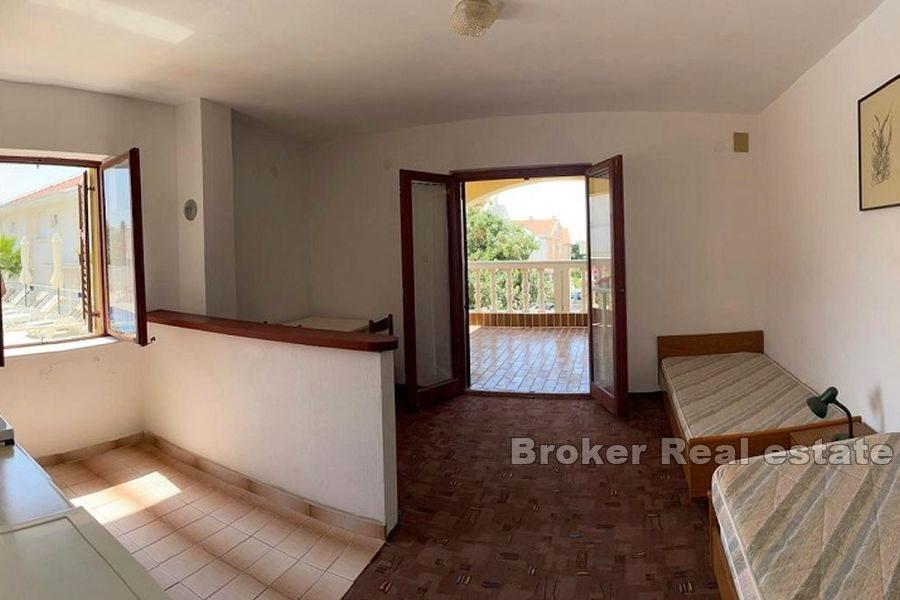 Kuća s pet apartmana i pogledom na more