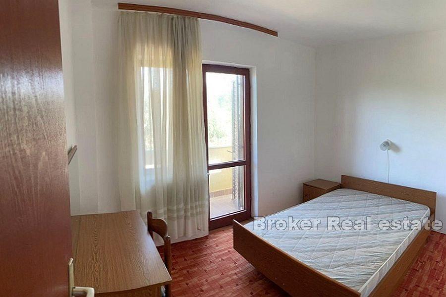 Kuća s pet apartmana i pogledom na more