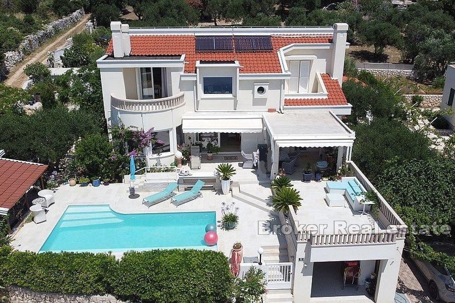 Villa med basseng og panoramautsikt over havet