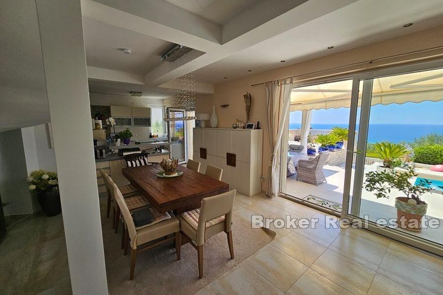 Villa con piscina e vista panoramica sul mare