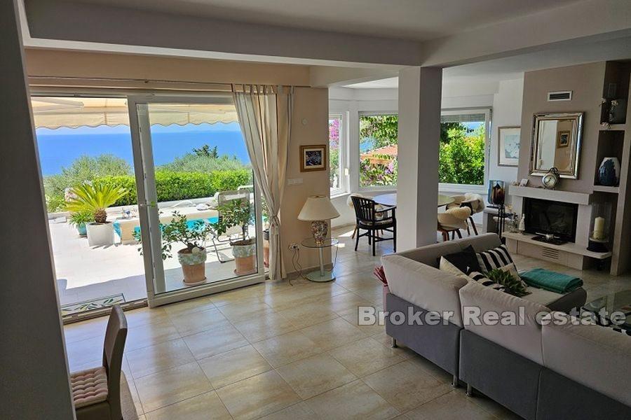 Villa con piscina e vista panoramica sul mare