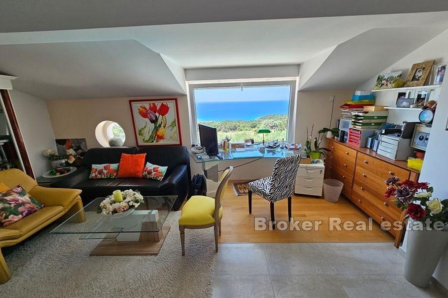 Villa med pool och panoramautsikt över havet