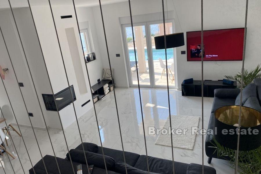 Luxusní vila s bazénem a výhledem na moře