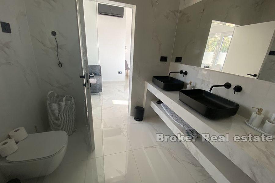 Luxusní vila s bazénem a výhledem na moře