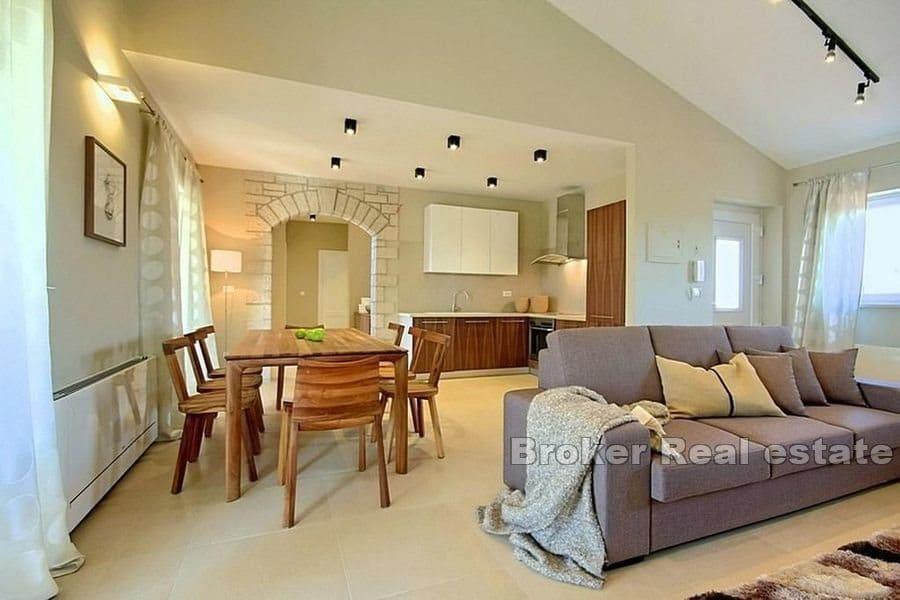 Samostatně stojící dům s bazénem