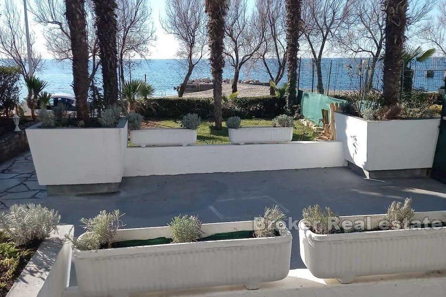 Leilighetshus første rad til sjøen