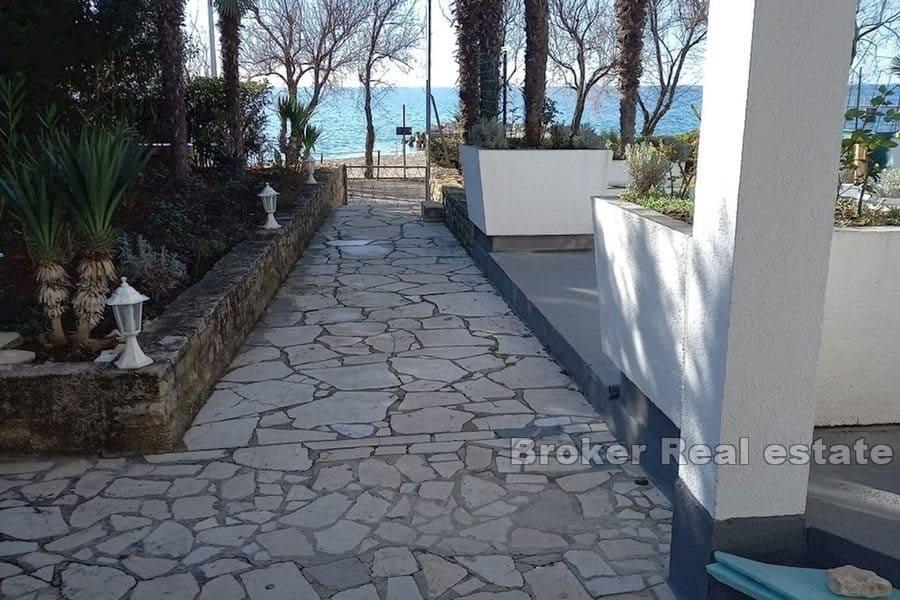 Leilighetshus første rad til sjøen