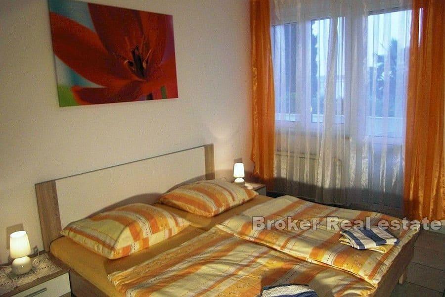 Leilighetshus første rad til sjøen