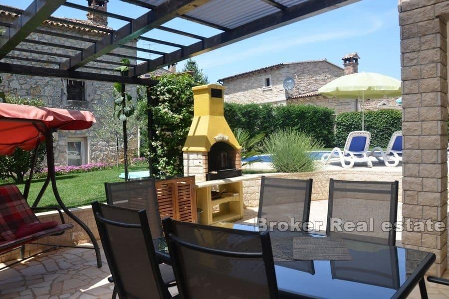 Maison en pierre avec piscine