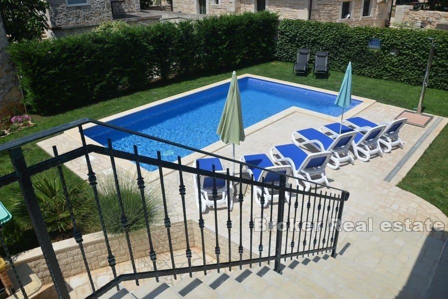 Maison en pierre avec piscine