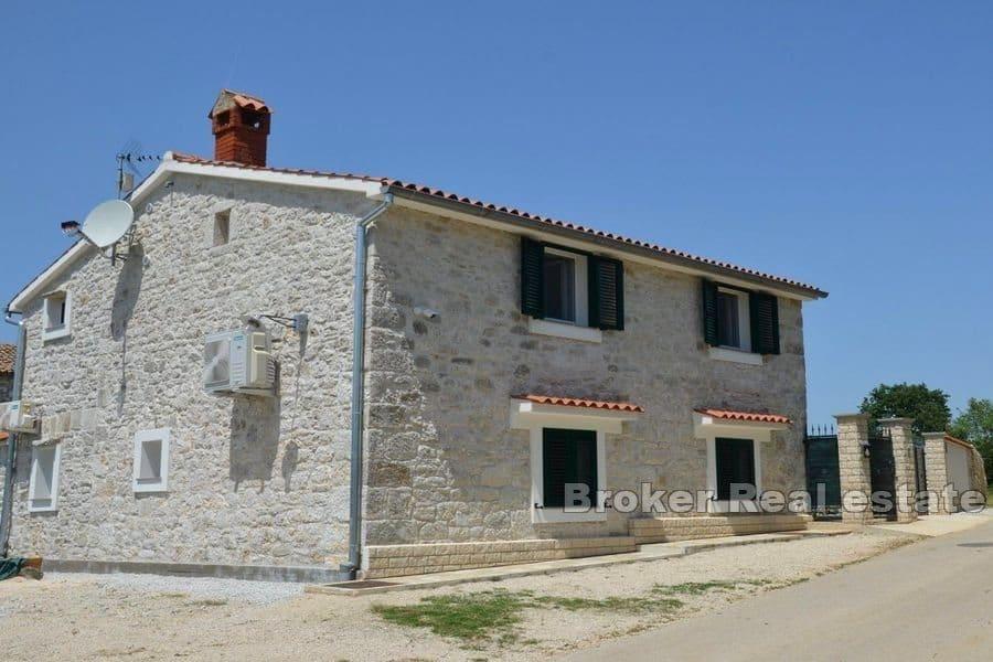Maison en pierre avec piscine