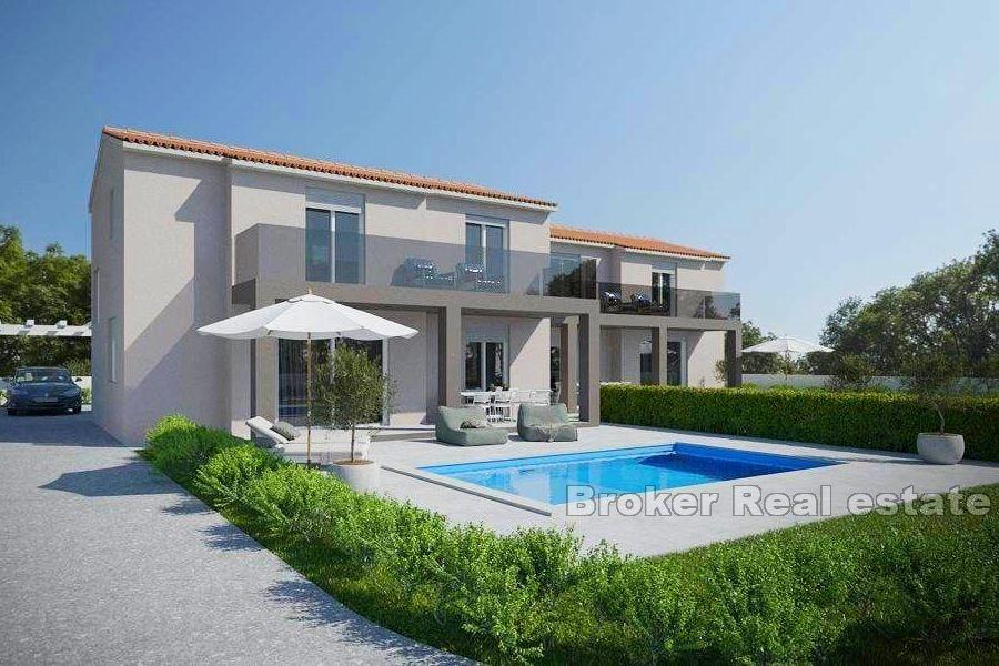 Semi-detached house with pool