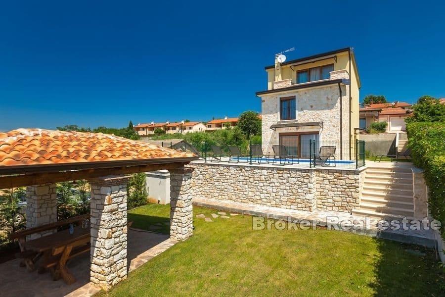 Kamena kuća s bazenom