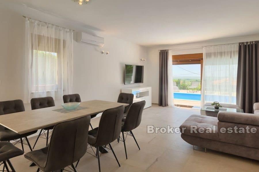 Casa in pietra con piscina