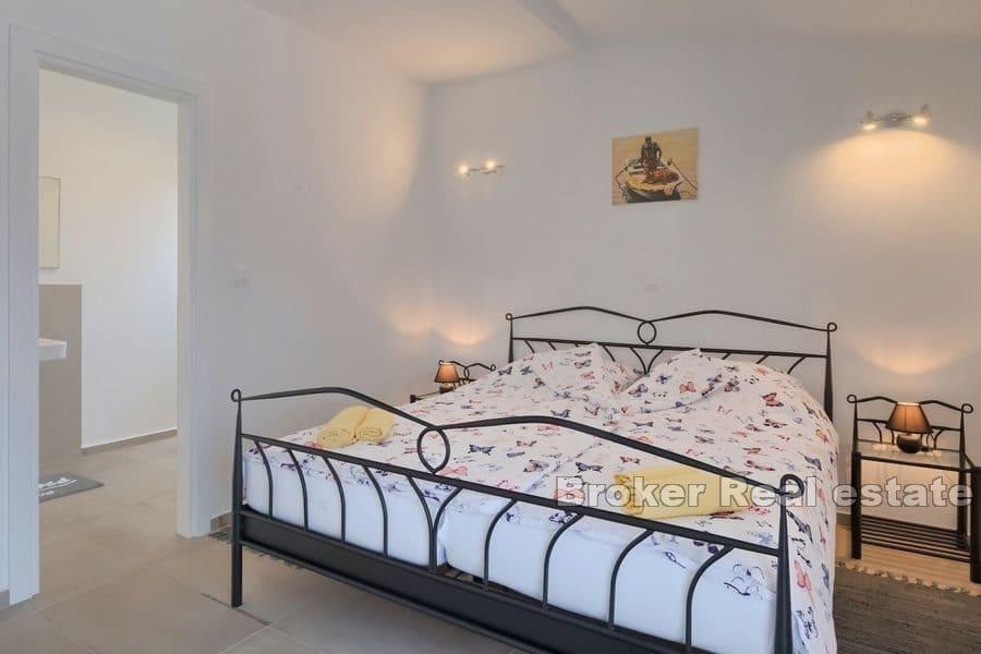 Kamena kuća s bazenom