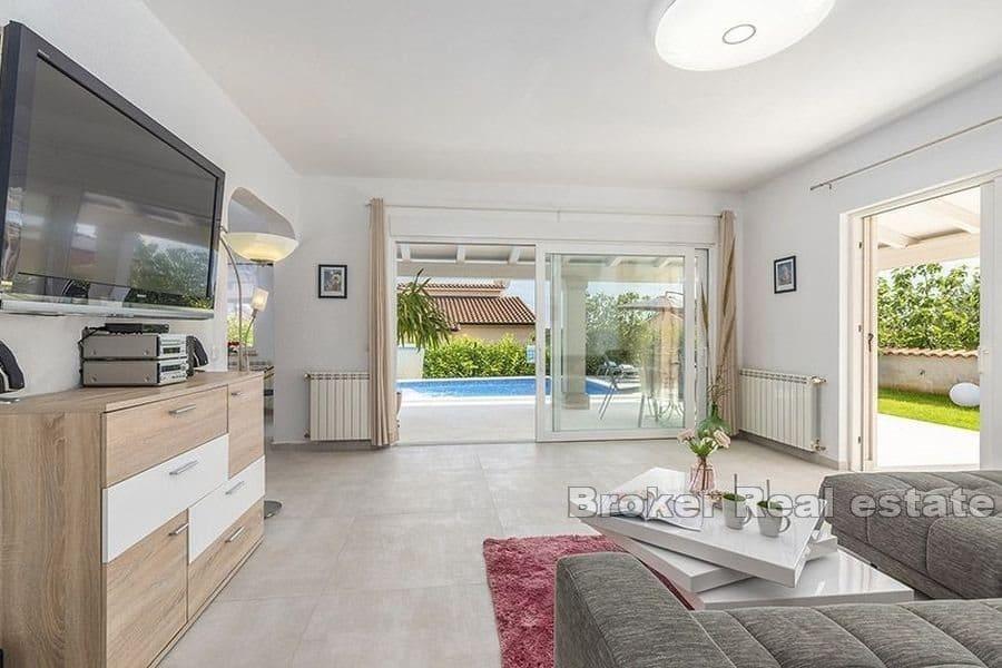 Nowoczesny dom z basenem