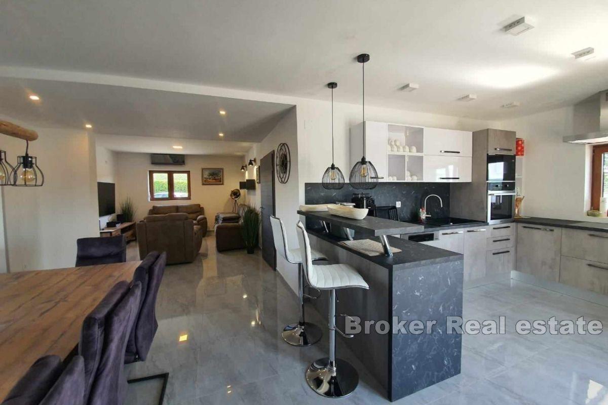 Charmigt fristående hus med pool