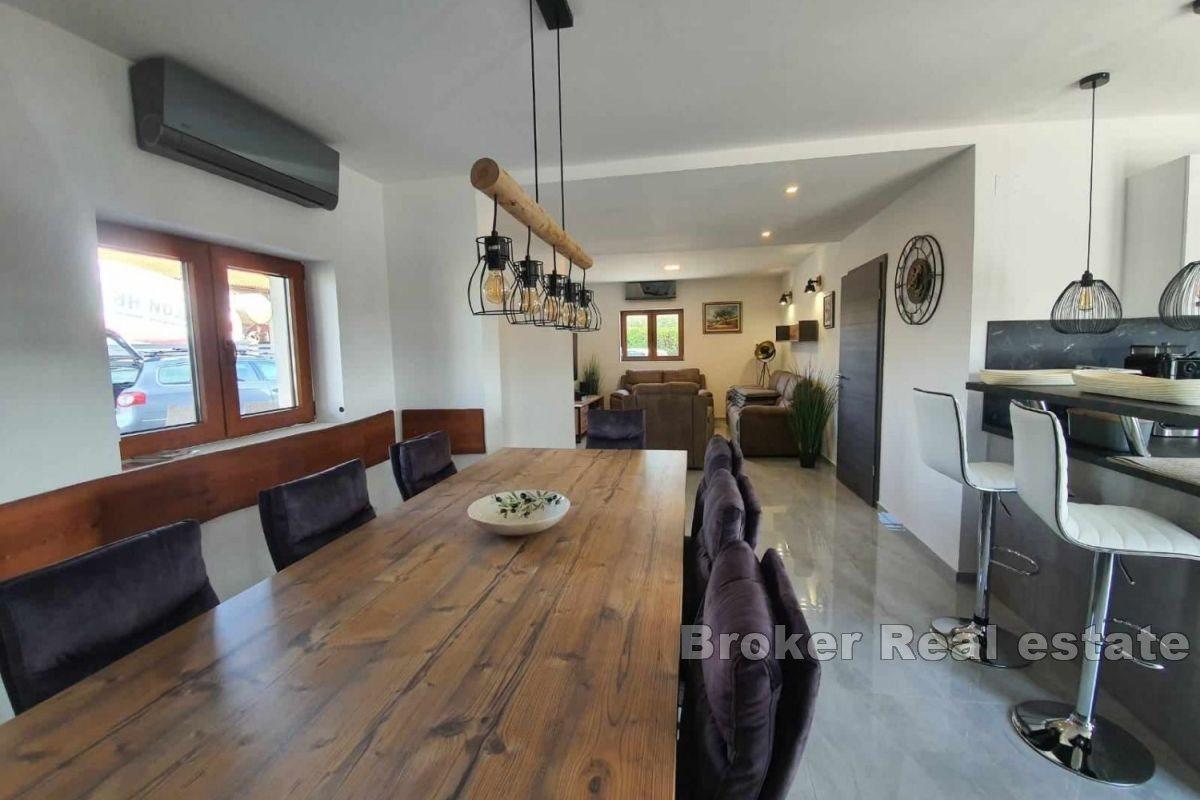 Charmigt fristående hus med pool