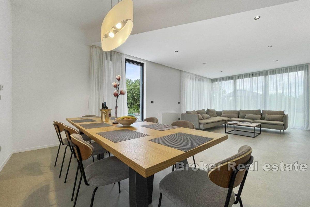 Luksusowa willa w spokojnej okolicy otoczona zielenią