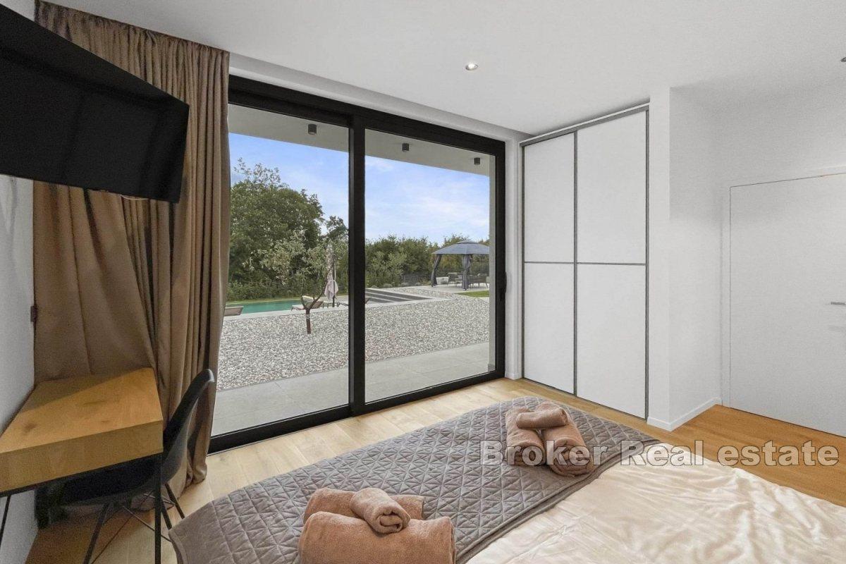 Luksusvilla med rolig beliggenhet omgitt av grøntområder