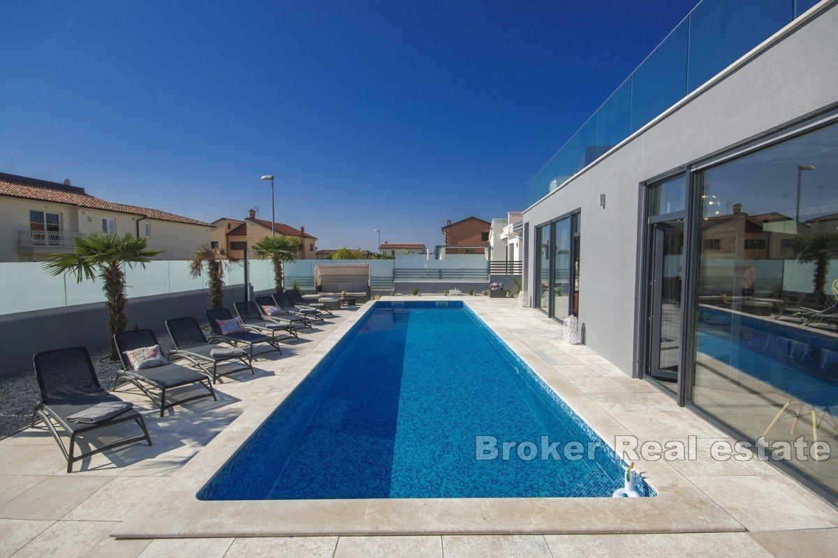 Moderní vila s bazénem nedaleko Poreče