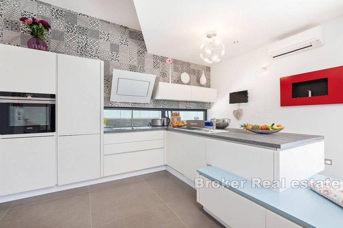 Moderní vila s bazénem nedaleko Poreče