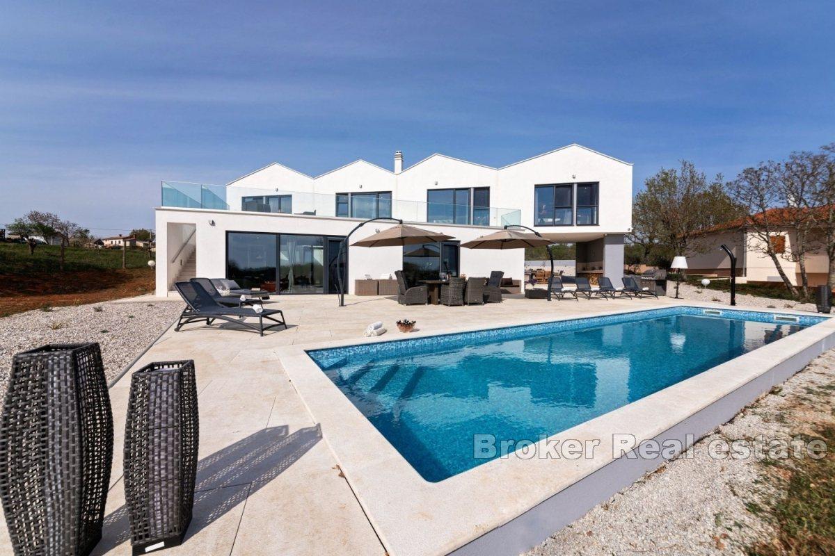 Villa moderna con piscina