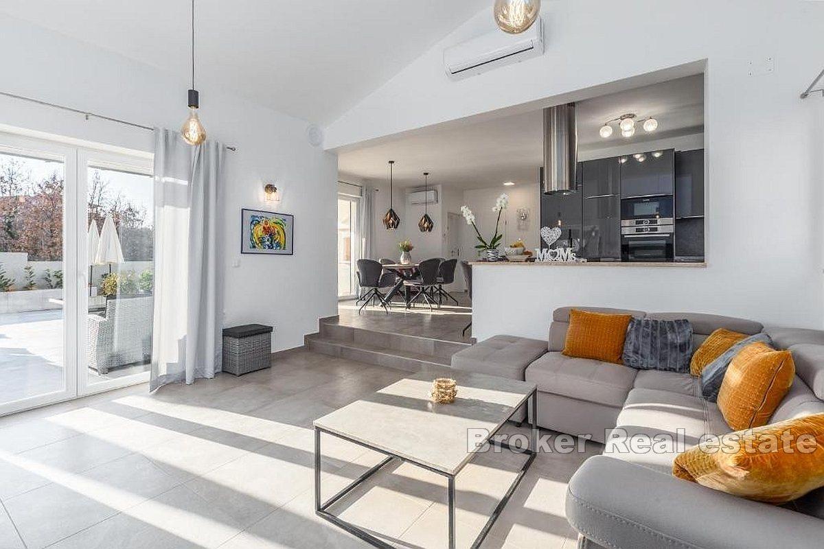 Eine wunderschöne Villa mit Pool in der Nähe des Meeres