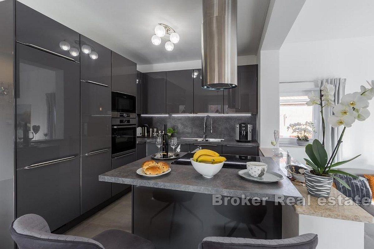 Una bellissima villa con piscina vicino al mare