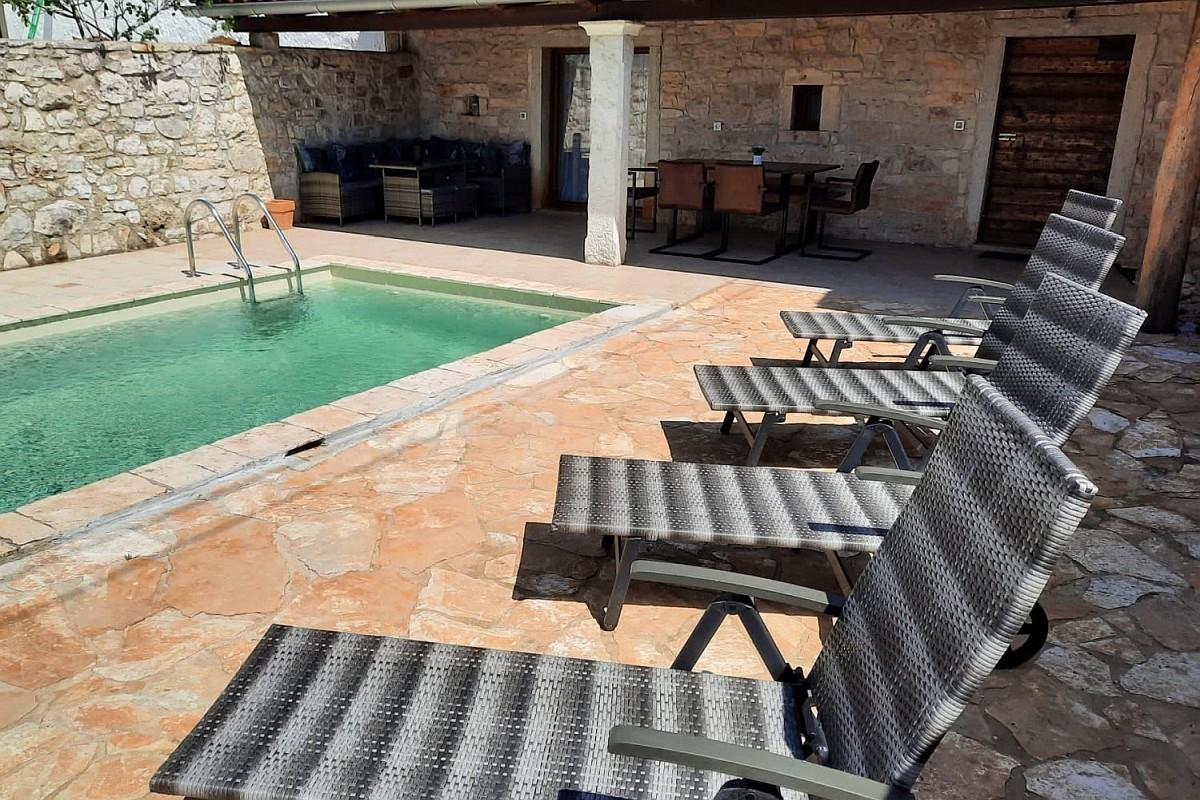 001-1014-37-Porec-House-with-pool-and-additional-land-for-sale