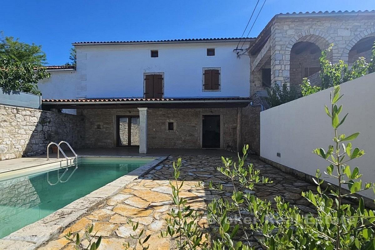 Casa con piscina e terreno aggiuntivo