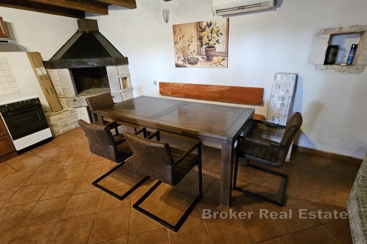 Casa con piscina e terreno aggiuntivo