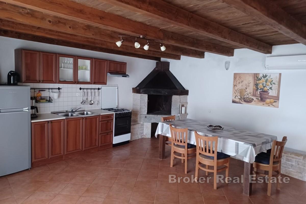 Casa con piscina e terreno aggiuntivo