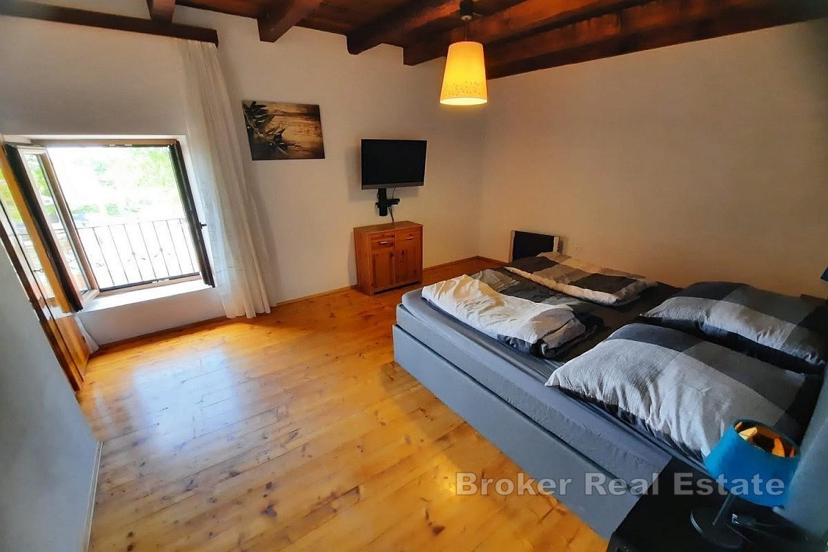 Casa con piscina e terreno aggiuntivo