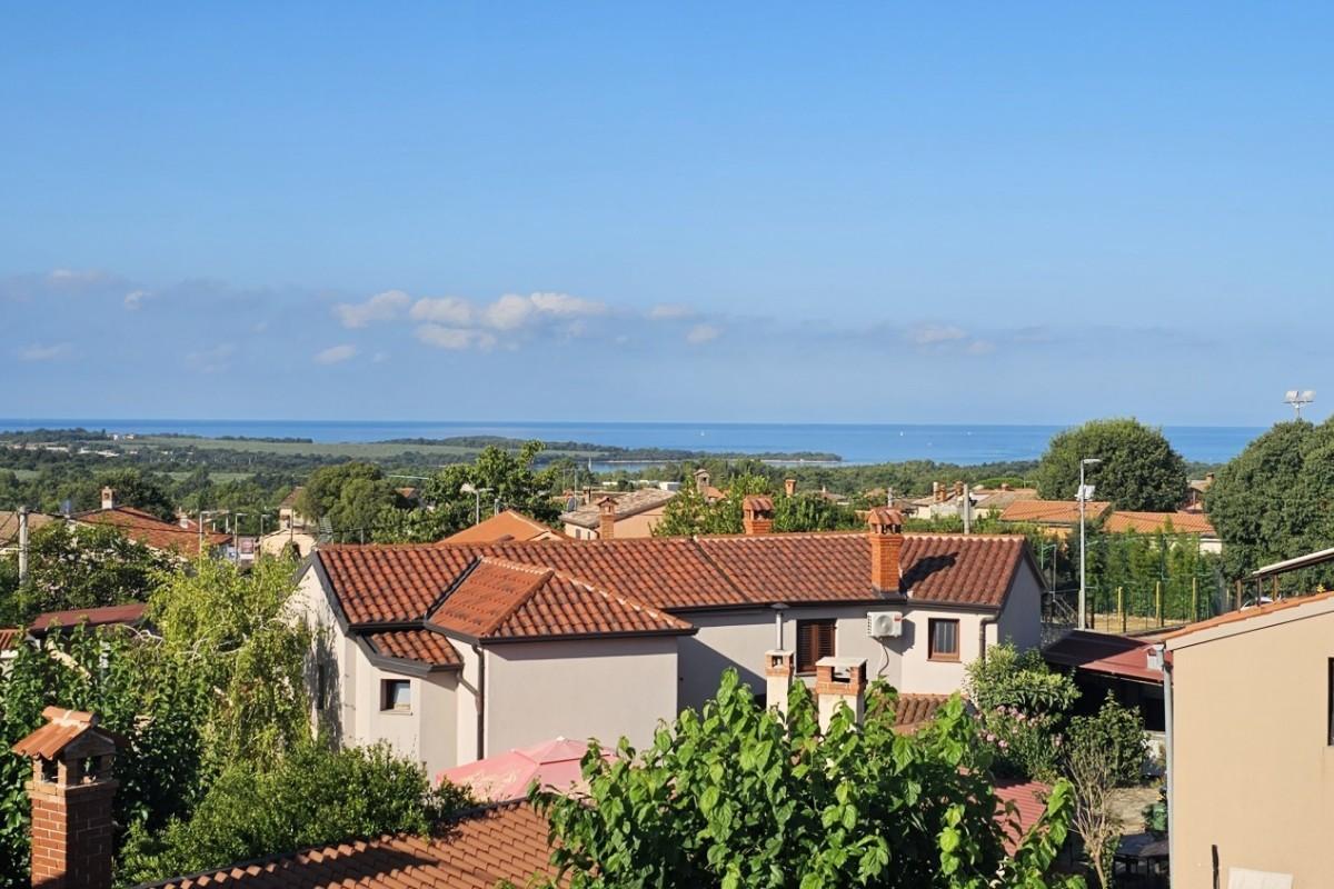 Renoviertes Reihenhaus aus Stein mit Meerblick