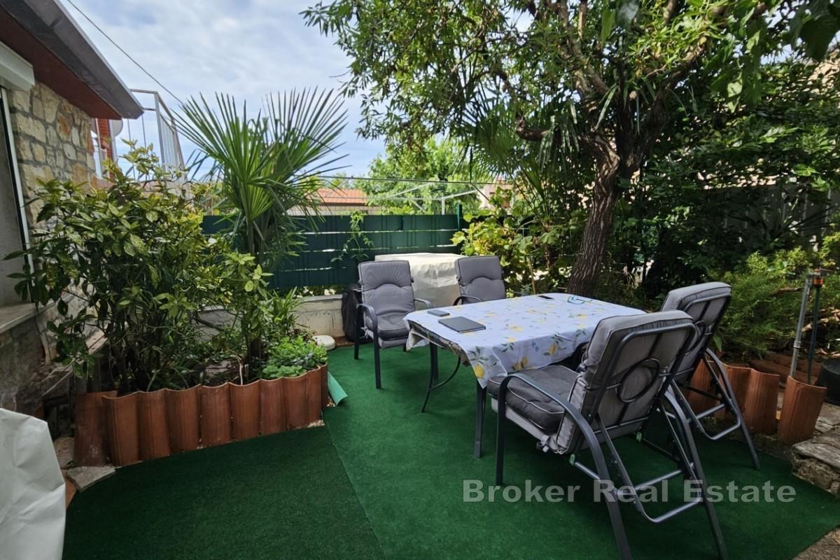 Renovovaný kamenný řadový dům s výhledem na moře