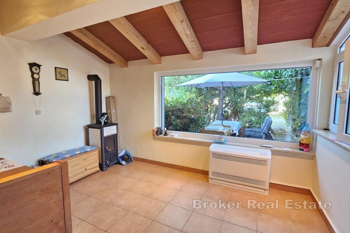 Отремонтированный каменный таунхаус с видом на море